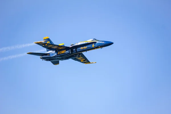 Navy Blue Angels во время шоу на Неделе флота SF — стоковое фото