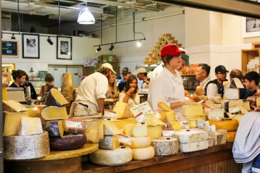 San Francisco, ABD - 2 Ekim: Kalabalık San Francisco, ABD 2 Ekim 2011 tarihinde süpermarkette chesse mağazasında.