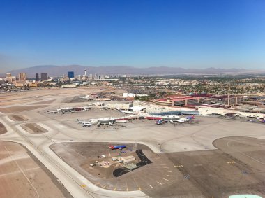 Las Vegas Havaalanı görünümü uçak penceresinden.