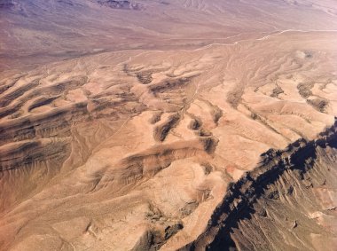 Uçaktan çöl manzarası.