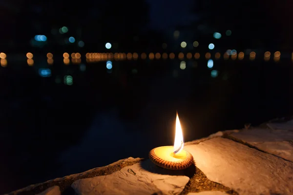 Pequena vela no chão ao lado da lagoa . — Fotografia de Stock