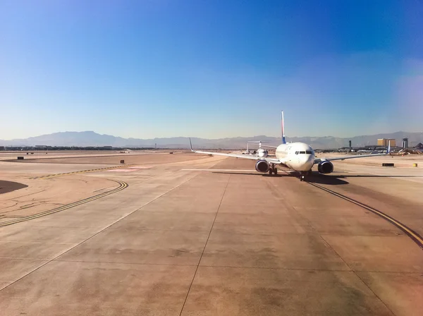 Avión en la pista listo para despegar . — Foto de Stock