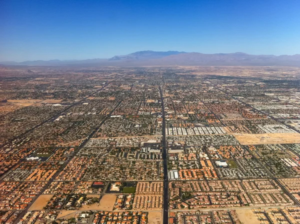 アメリカ、ラスベガスの近くの都市の空撮. — ストック写真