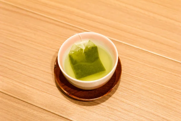 Зелений чайний мішок в японській чашці . — стокове фото