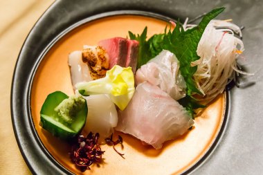 Sashimi bir tabak içinde karıştırın.