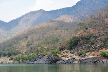 Dağlardaki gölün güzel manzarası