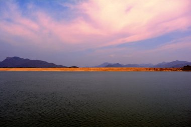 Denizin üzerinde güzel bir gün batımı