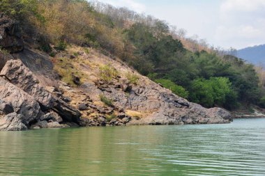 Dağlardaki nehrin güzel manzarası