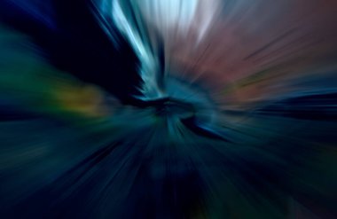 Hızlanma hareketi var. Işık ve çizgiler koyu arkaplanda hızla hareket ediyor