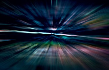 Hızlanma hareketi var. Işık ve çizgiler koyu arkaplanda hızla hareket ediyor