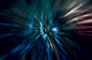 Hızlanma hareketi var. Işık ve çizgiler koyu arkaplanda hızla hareket ediyor