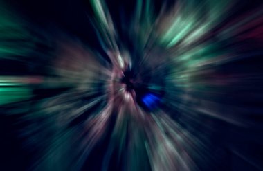 Hızlanma hareketi var. Işık ve çizgiler koyu arkaplanda hızla hareket ediyor