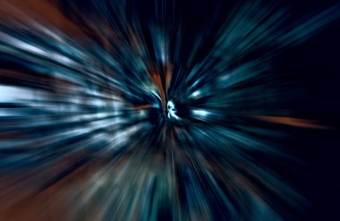 Hızlanma hareketi var. Işık ve çizgiler koyu arkaplanda hızla hareket ediyor