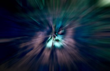 Hızlanma hareketi var. Işık ve çizgiler koyu arkaplanda hızla hareket ediyor