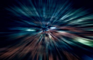 Hızlanma hareketi var. Işık ve çizgiler koyu arkaplanda hızla hareket ediyor