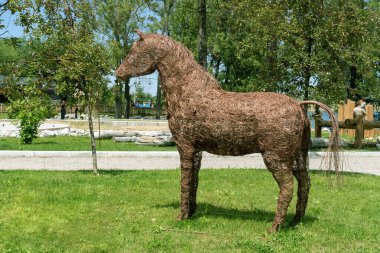 Telden yapılmış bir atın bronz heykeli. Tasarım kurulumu. Sanat nesnesi.