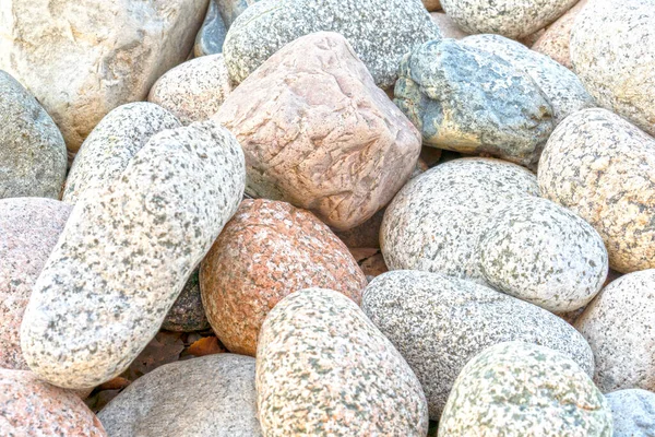 Naturstein. Strukturen til steiner av ulik størrelse og farge. Steinbakgrunn. – stockfoto