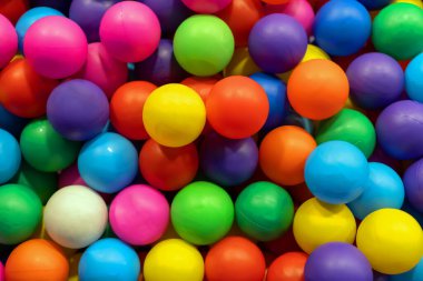 Çocuk havuzunda renkli toplar var.