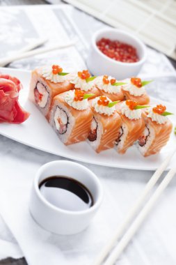 Somon bir plaka üzerinde rulo