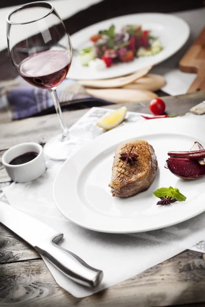 Pato en un plato blanco —  Fotos de Stock