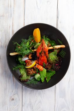 Koyu tabakta deniz mahsullü salata. seçici odak