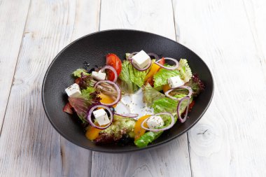 Yunan salatası. Salata, domates, peynir, salatalık, zeytin. Seçici odak