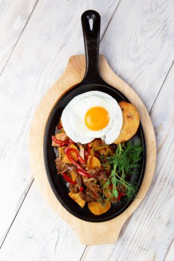 Avusturya mutfağı: yakın planda et, jambon ve yumurtalı kızarmış patates. seçici odak