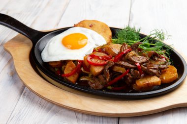 Avusturya mutfağı: yakın planda et, jambon ve yumurtalı kızarmış patates. seçici odak