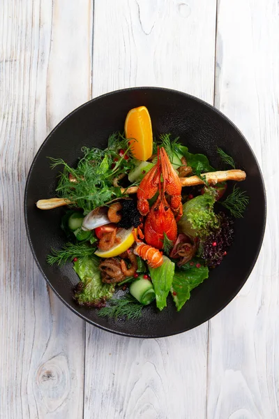 Koyu tabakta deniz mahsullü salata. seçici odak