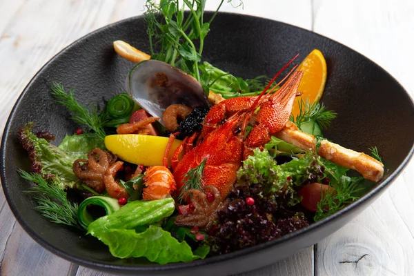 Koyu tabakta deniz mahsullü salata. seçici odak