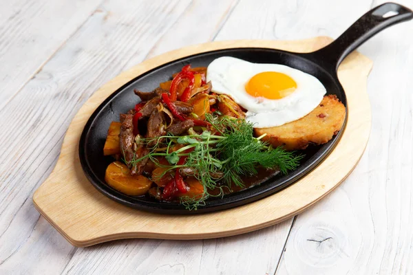 Avusturya mutfağı: yakın planda et, jambon ve yumurtalı kızarmış patates. seçici odak