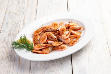 Tabakta pişmiş karides. Hafif bir arkaplanda. Seçici odak