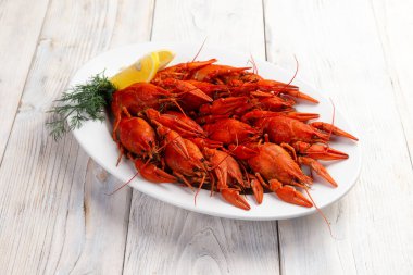 Hafif arka planda bir tabakta kaynamış kerevit. Seçici odak