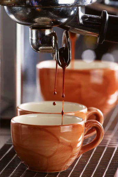 Kaffeemaschine Bereitet Frischen Kaffee Und Gießt Ihn Tassen Restaurant Der — Stockfoto