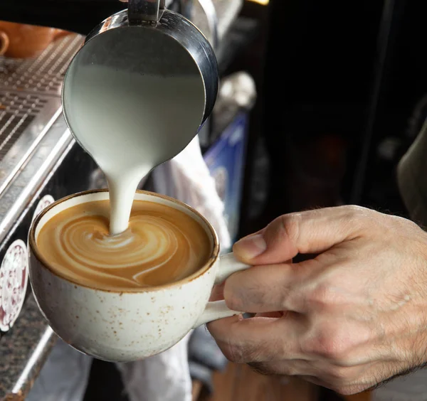 Image Rapprochée Mains Masculines Versant Lait Préparant Cappuccino Frais Cafetière — Photo