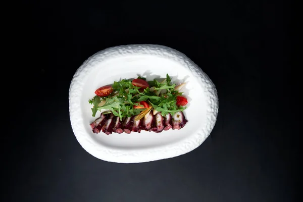 접시에 옥토퍼스 샐러드 어두운 배경에서 선택적 — 스톡 사진
