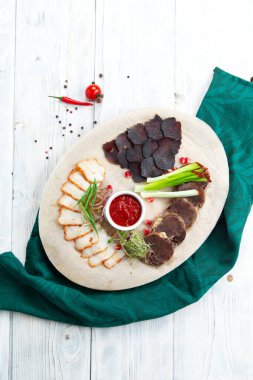 Dilimlenmiş et tabakta ve sosta lezzetlidir..