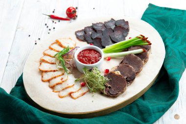 Dilimlenmiş et tabakta ve sosta lezzetlidir..