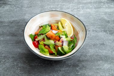 Gri arka planda sebze salatası