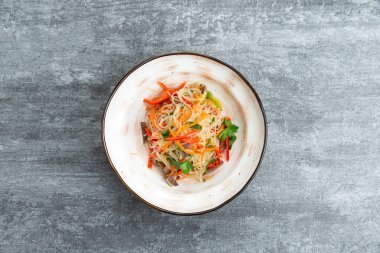 Gri arka planda sebze salatası