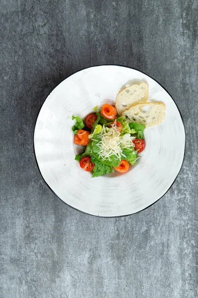 Salade Met Kruiden Zalm Een Bord Een Grijze Achtergrond — Stockfoto