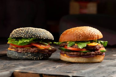 Peynirli, pastırmalı, domatesli ve marullu iki ideal hamburger klasik Amerikan çizburgeri.