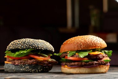 Peynirli, pastırmalı, domatesli ve marullu iki ideal hamburger klasik Amerikan çizburgeri.