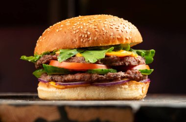 Mükemmel hamburger klasik Amerikan çizburgeri peynirli, pastırmalı, domatesli ve marullu.