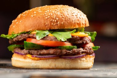 Mükemmel hamburger klasik Amerikan çizburgeri peynirli, pastırmalı, domatesli ve marullu.