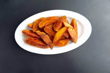 Tabakta patates parçaları..