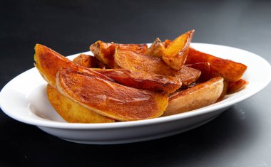 Tabakta patates parçaları..