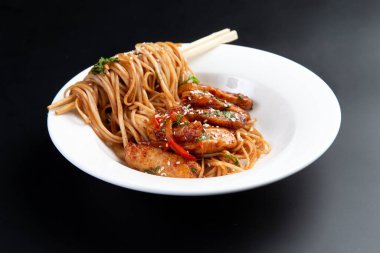 Erişteyi sebze ve biftekle karıştır..