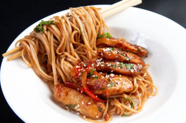 Erişteyi sebze ve biftekle karıştır..