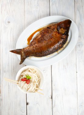 Susamlı sazan balığı, kırmızı biber, zencefil ve soya sosu.